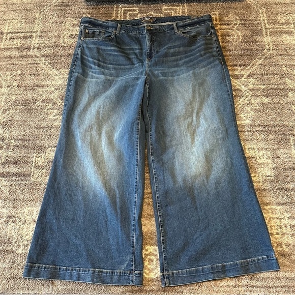 NWT Torrid High Rise Wide Leg Vintage Stretch Jeans 28S - Picture 3 of 11